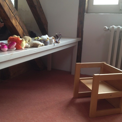 Pomocou stoličky Dorotka deti pri upratovaní šikovne pozhŕňajú všetky rozhádzané hračky