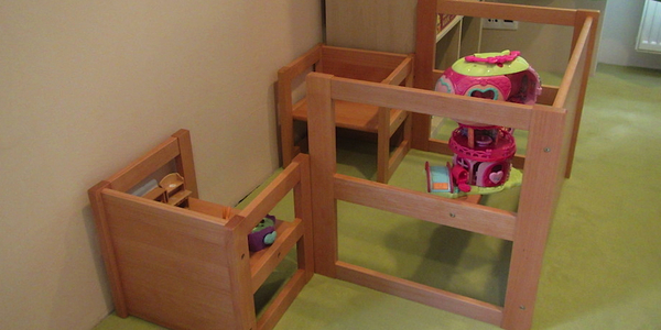Detský drevený stolík a stoličky Dorotka postavené ako úkryt na hranie